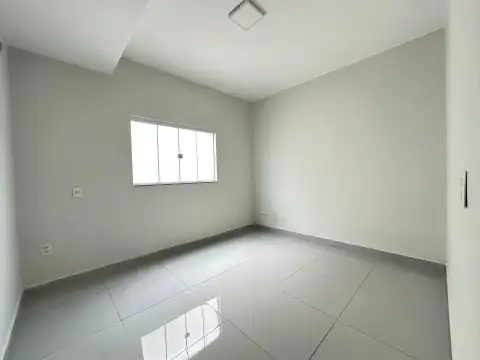 PRÉDIO COMERCIAL E RESIDENCIAL LOCALIZADO EM AVENIDA EM PATROCÍNIO, MG.