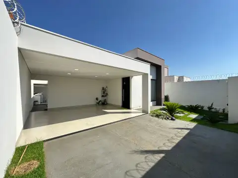 CASA À VENDA NO BAIRRO PADRE EUSTÁQUIO EM PATROCÍNIO-MG.