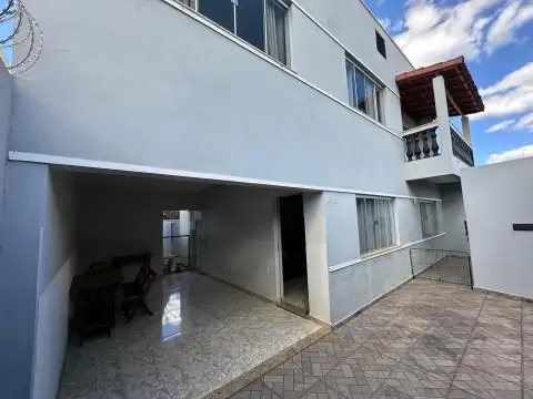 OPORTUNIDADE SOBRADO E PONTO COMERCIAL A VENDA NO BAIRRO BOA ESPERANÇA EM PATROCÍNIO-MG