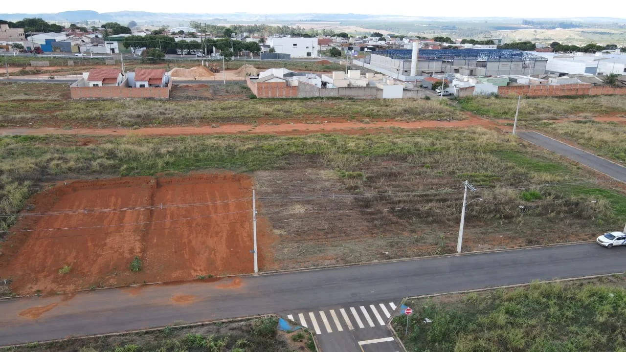 TERRENO COM ÓTIMA LOCALIZAÇÃO A VENDA NO BAIRRO PARQUE FLAMBOYANT EM PATROCÍNIO-MG.