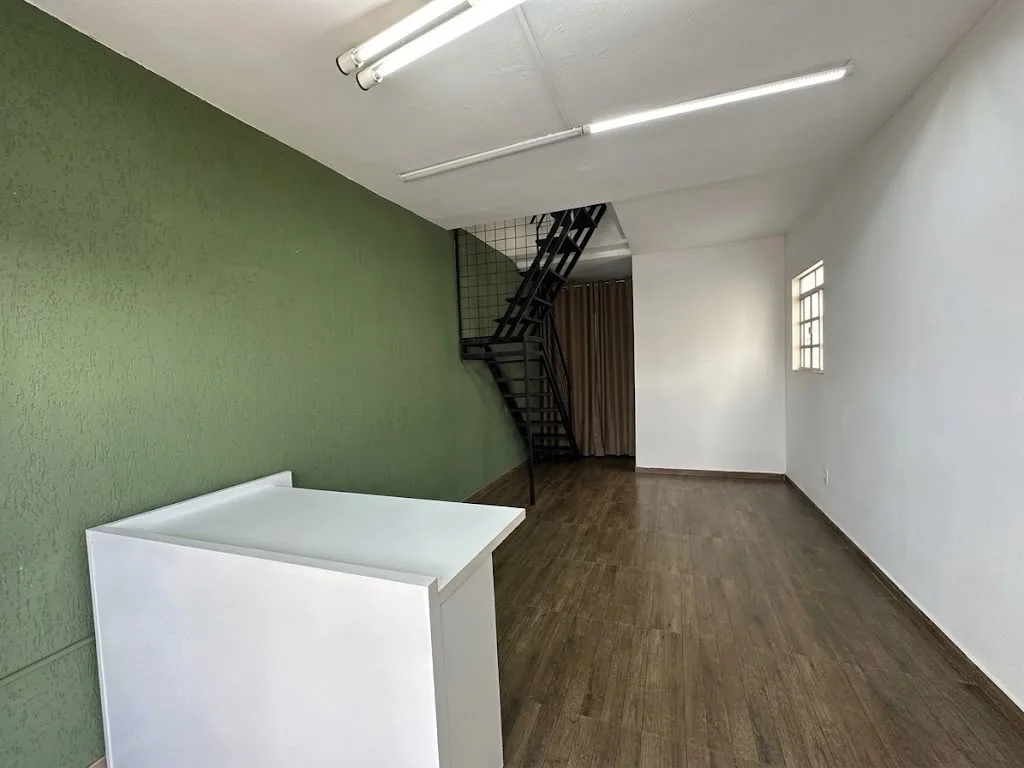 PRÉDIO COMERCIAL E RESIDENCIAL LOCALIZADO EM AVENIDA EM PATROCÍNIO, MG.