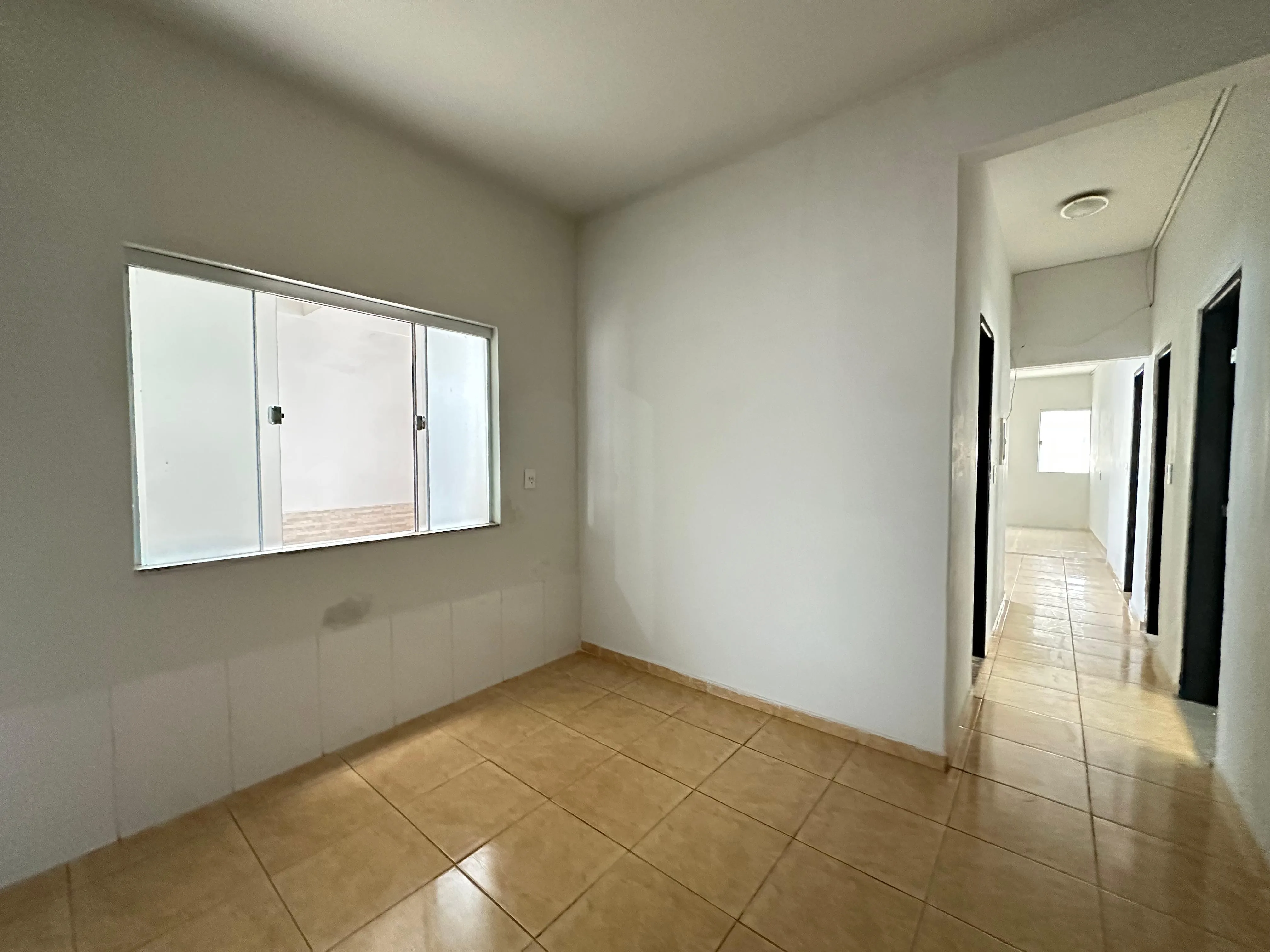 PRÉDIO COMERCIAL E RESIDENCIAL LOCALIZADO EM AVENIDA EM PATROCÍNIO, MG.