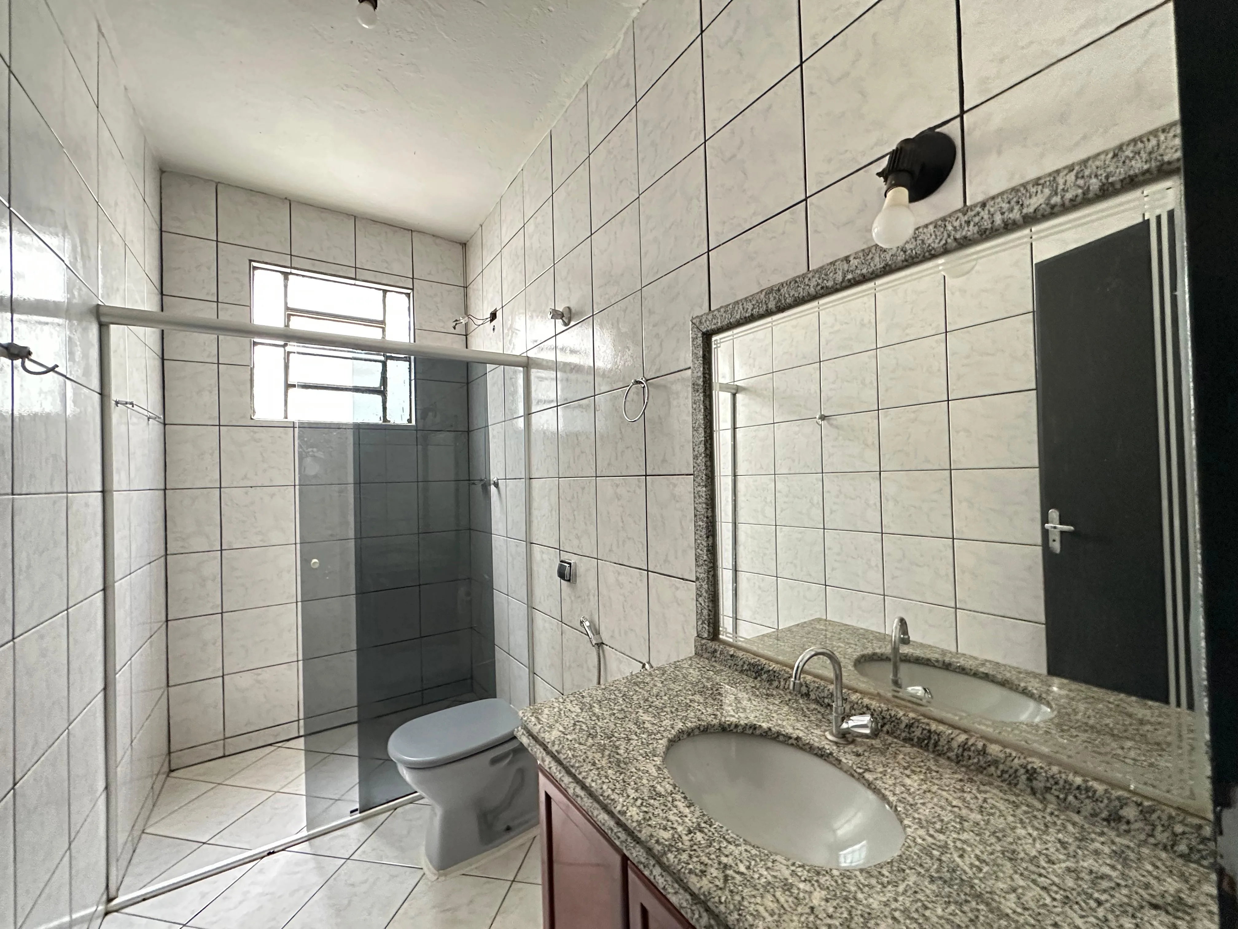 PRÉDIO COMERCIAL E RESIDENCIAL LOCALIZADO EM AVENIDA EM PATROCÍNIO, MG.