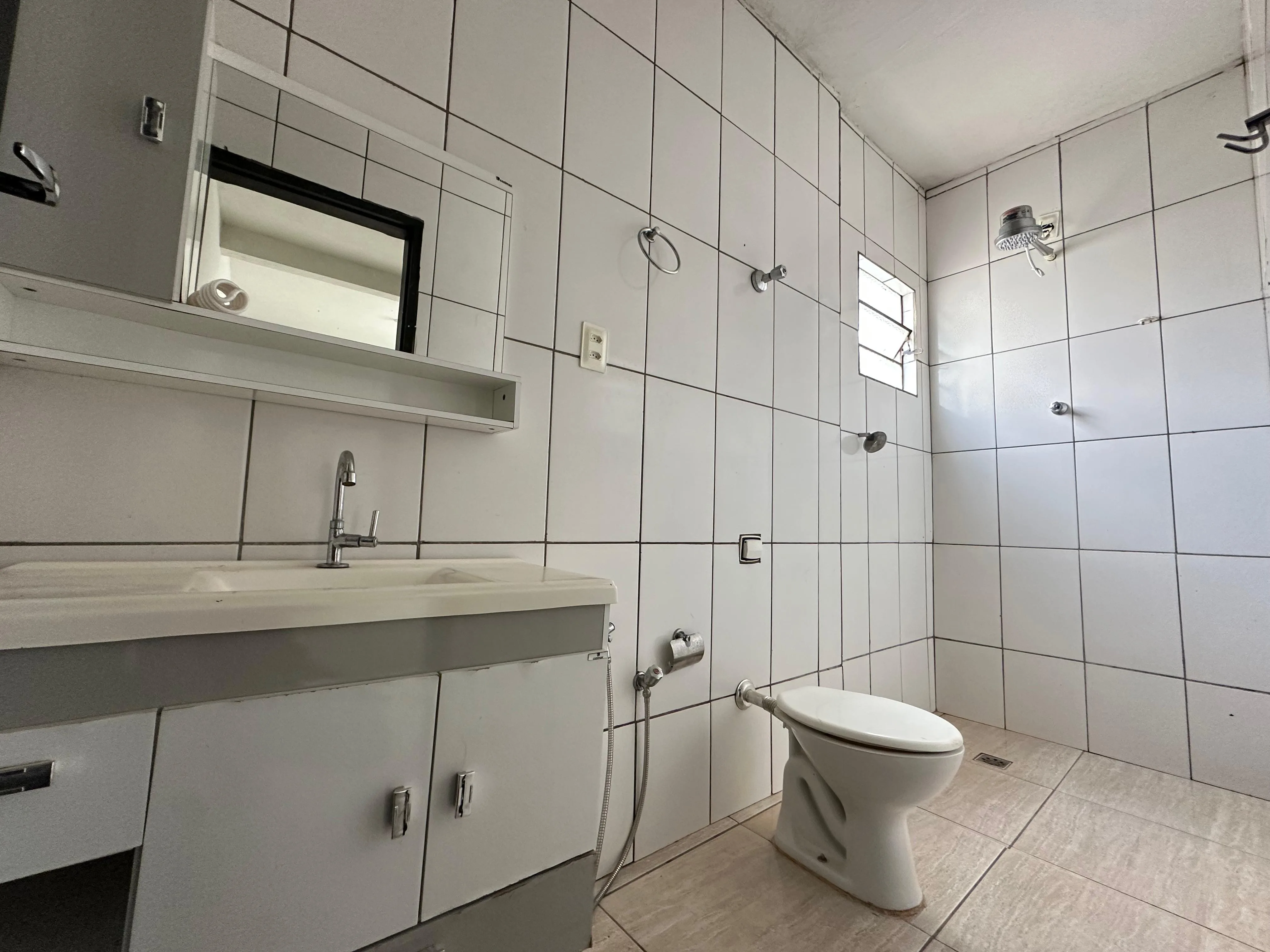 PRÉDIO COMERCIAL E RESIDENCIAL LOCALIZADO EM AVENIDA EM PATROCÍNIO, MG.