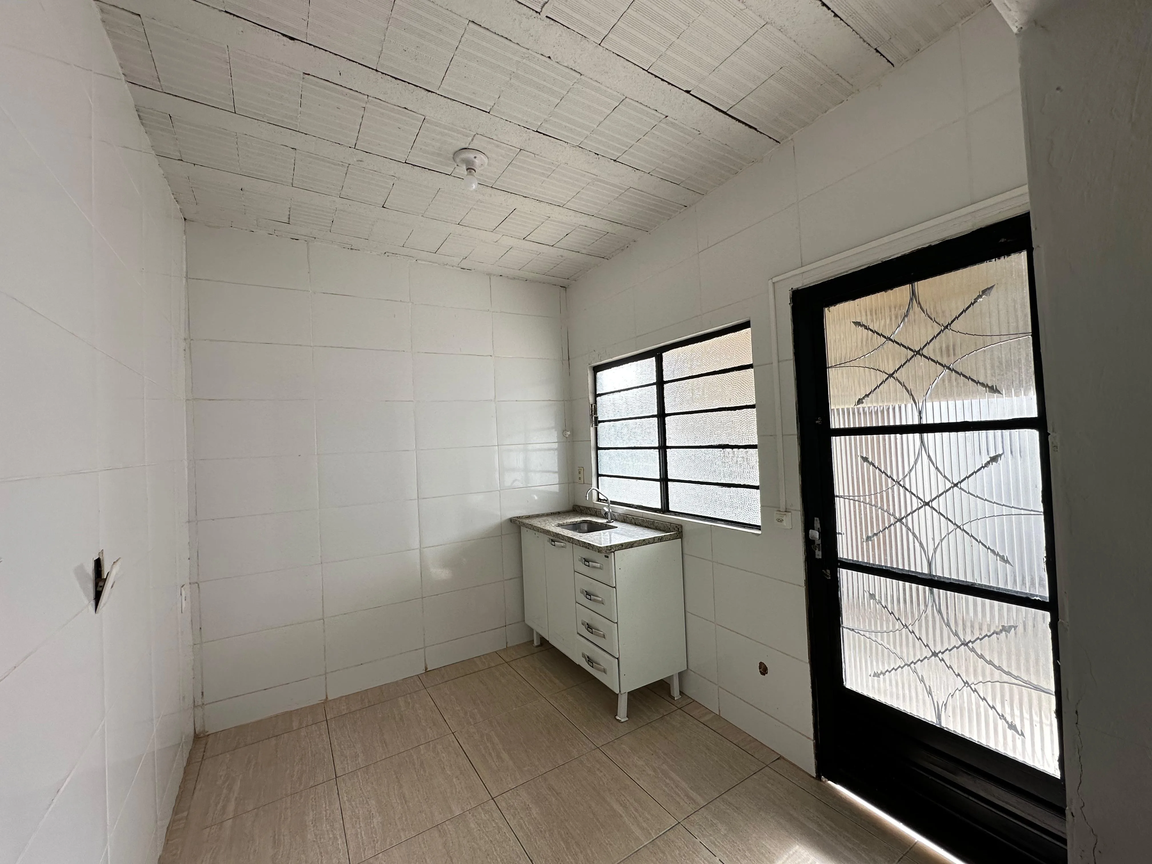 PRÉDIO COMERCIAL E RESIDENCIAL LOCALIZADO EM AVENIDA EM PATROCÍNIO, MG.