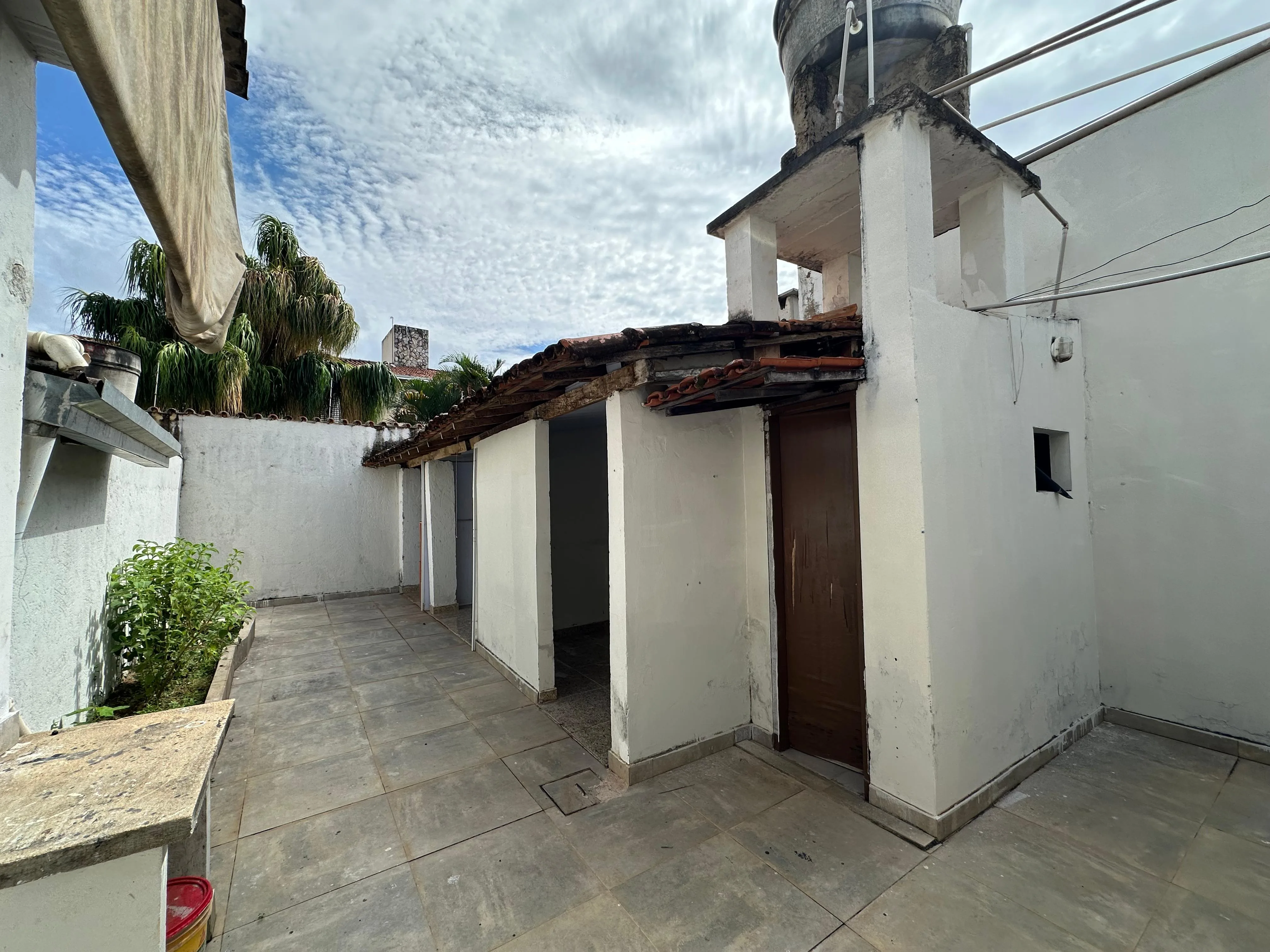 PRÉDIO COMERCIAL E RESIDENCIAL LOCALIZADO EM AVENIDA EM PATROCÍNIO, MG.