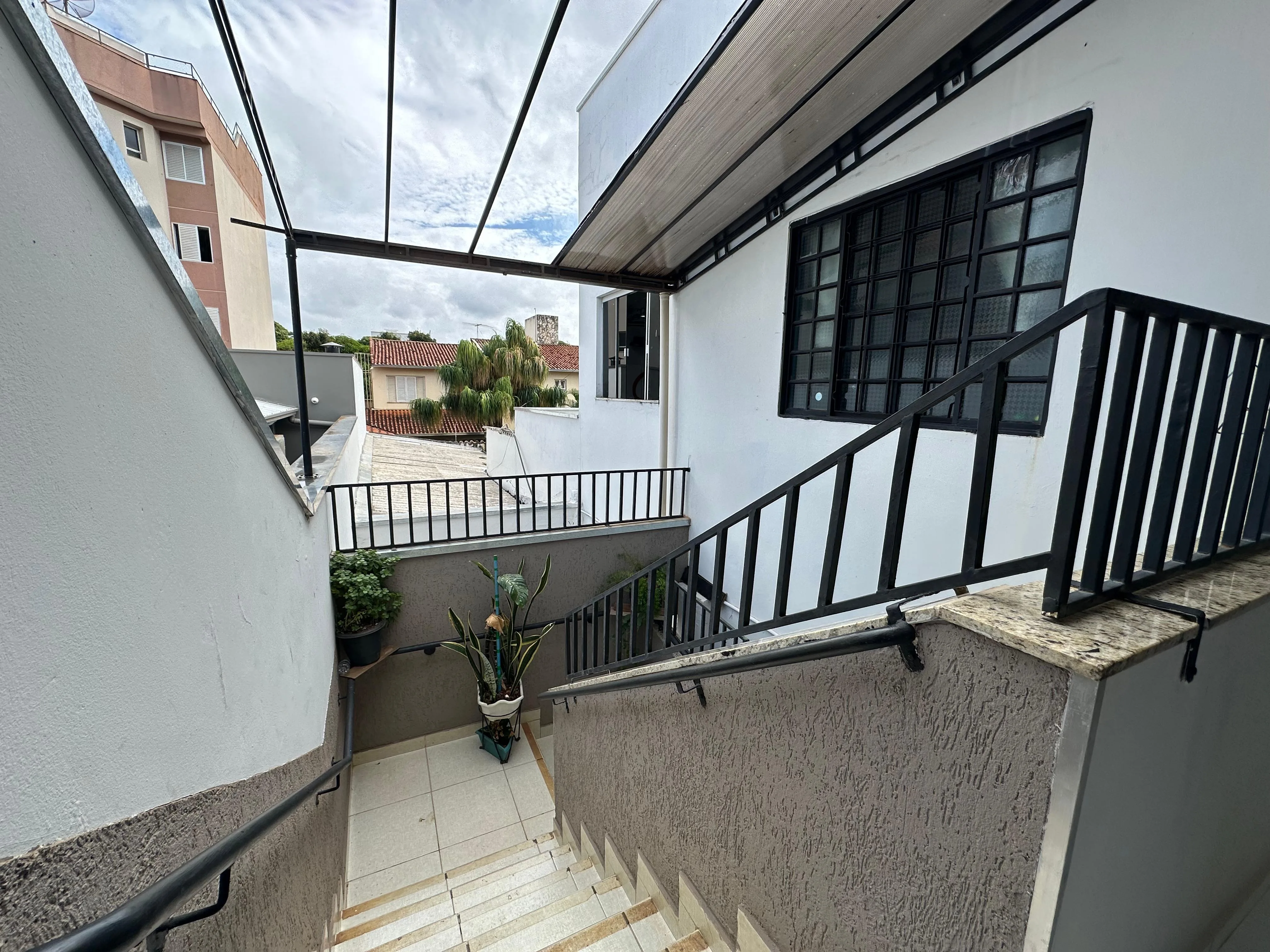 PRÉDIO COMERCIAL E RESIDENCIAL LOCALIZADO EM AVENIDA EM PATROCÍNIO, MG.
