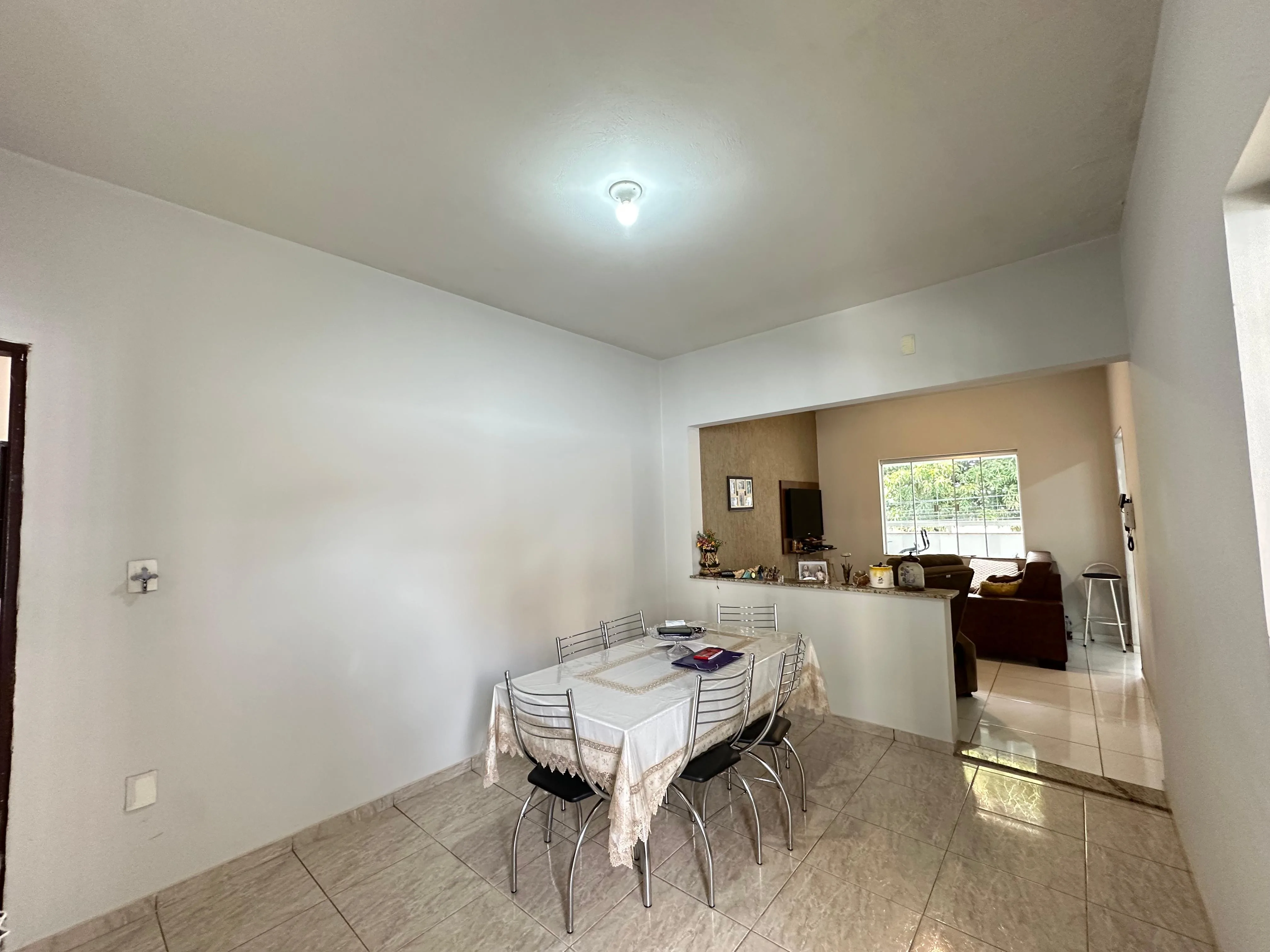 PRÉDIO COMERCIAL E RESIDENCIAL LOCALIZADO EM AVENIDA EM PATROCÍNIO, MG.