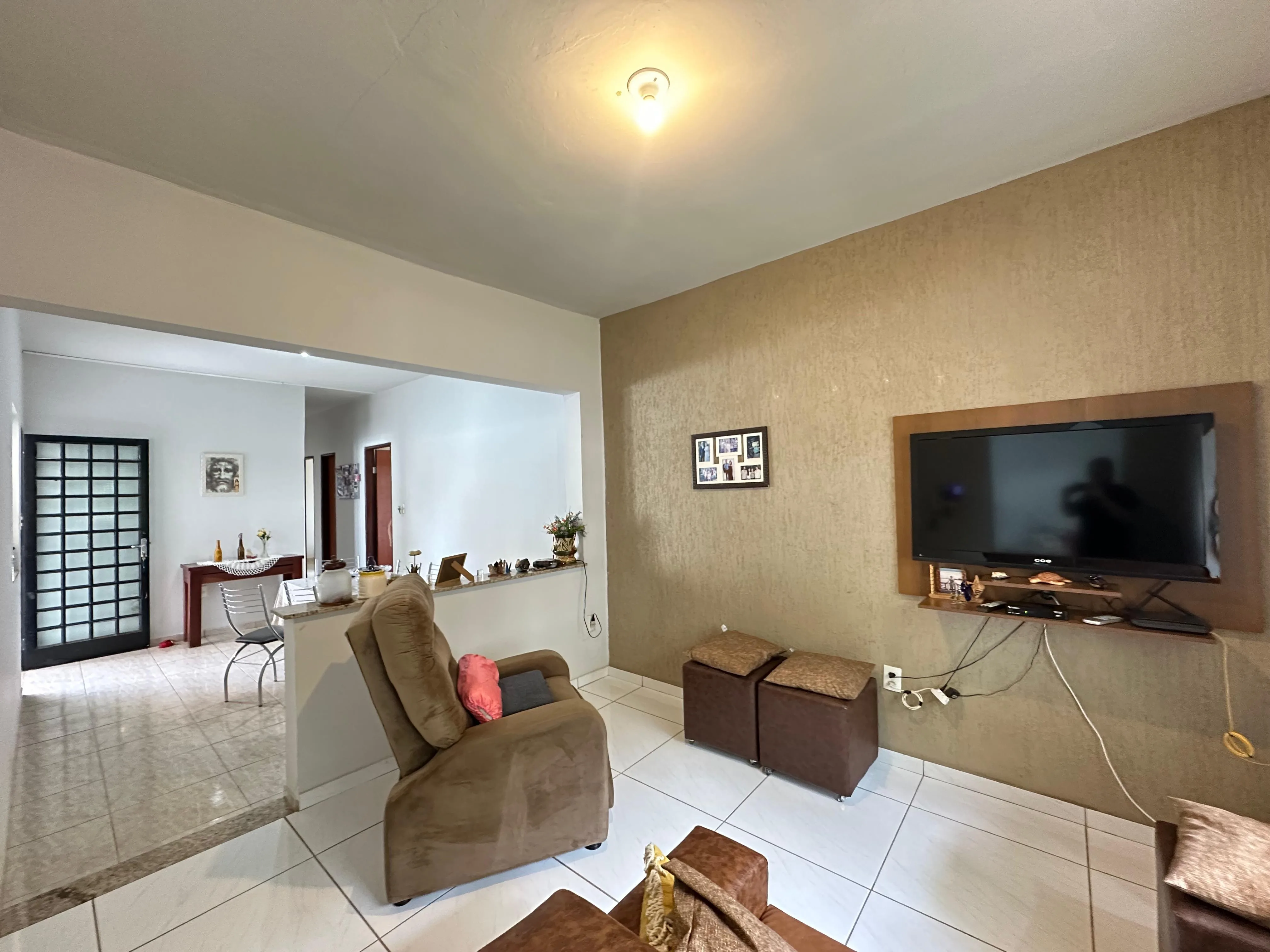 PRÉDIO COMERCIAL E RESIDENCIAL LOCALIZADO EM AVENIDA EM PATROCÍNIO, MG.