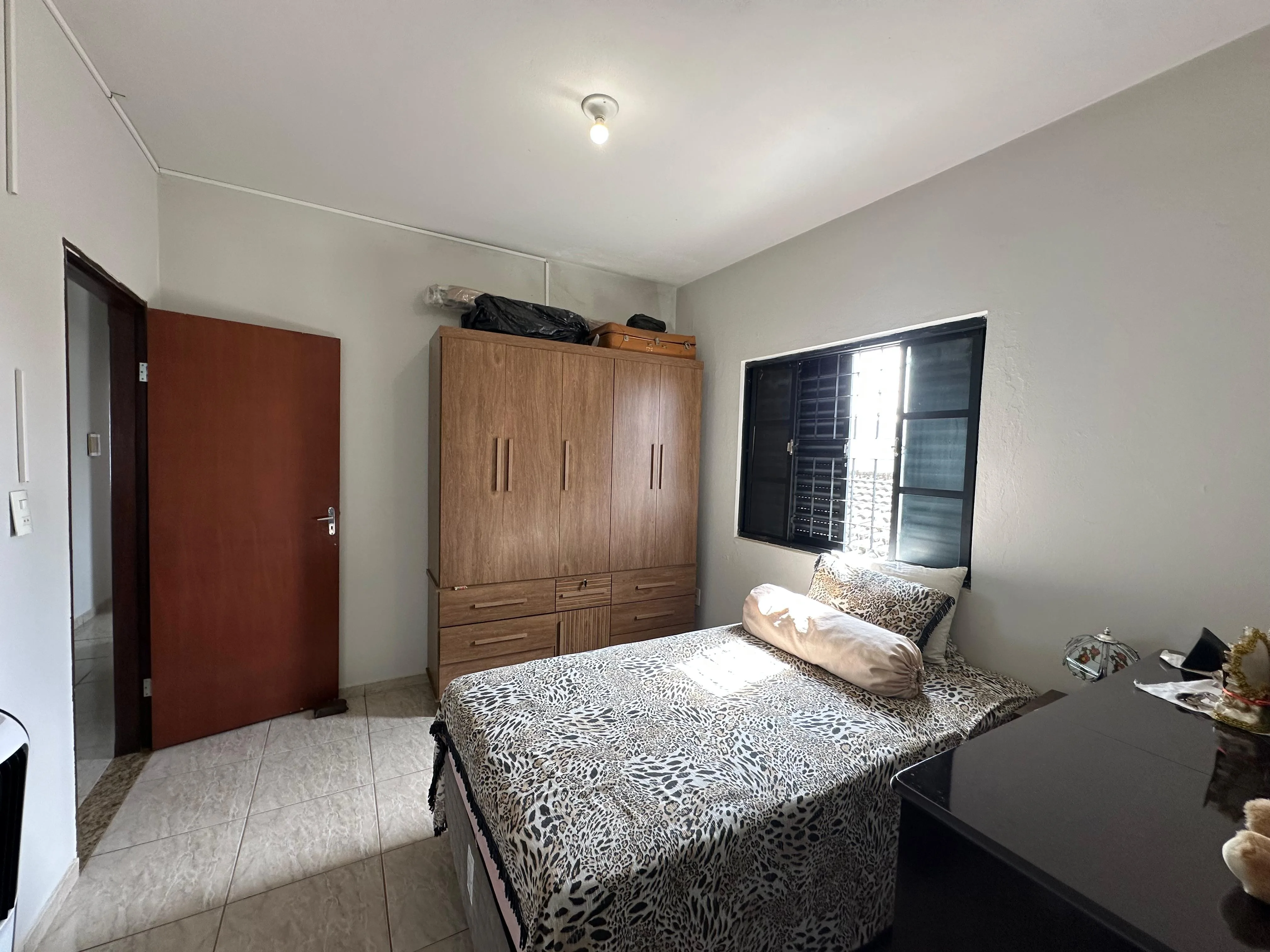 PRÉDIO COMERCIAL E RESIDENCIAL LOCALIZADO EM AVENIDA EM PATROCÍNIO, MG.