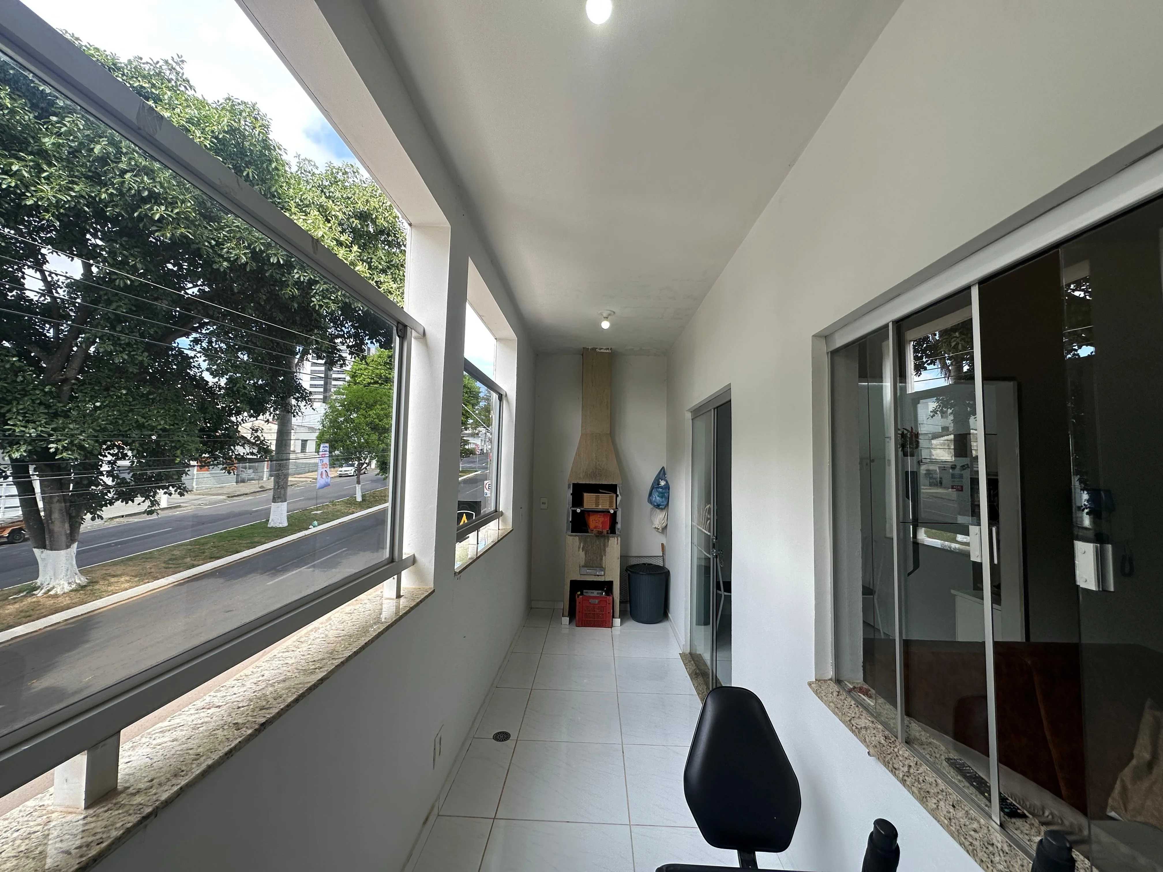 PRÉDIO COMERCIAL E RESIDENCIAL LOCALIZADO EM AVENIDA EM PATROCÍNIO, MG.