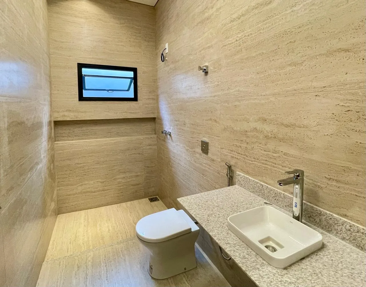 OPORTUNIDADE EXCLUSIVA PARA QUEM BUSCA ESPAÇO E LAZER COMPLETO NO BAIRRO CHACARA FLORA EM PATROCÍNIO-MG